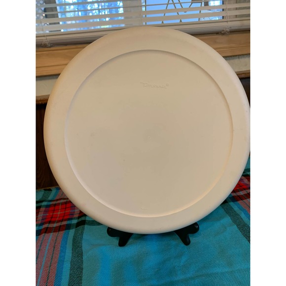 Tupperware divided vegetable chip and dip tray with lid - Picture 13 of 14